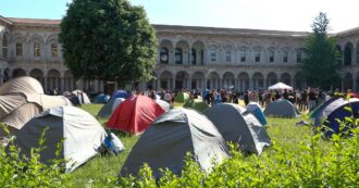 Copertina di Studenti pro-Gaza, montate le tende anche nel cortile dell’Università Statale di Milano per protestare contro gli accordi con Israele