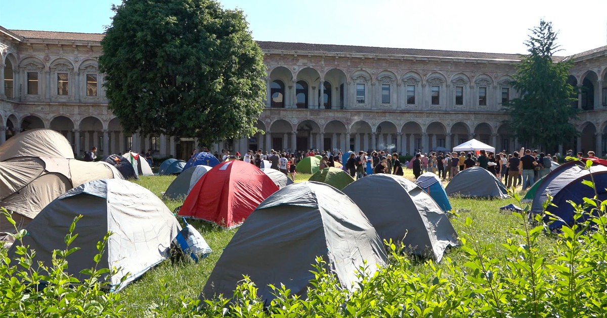 Studenti pro Gaza, montate le tende anche nel cortile dell’Università Statale di Milano per protestare contro gli accordi con Israele
