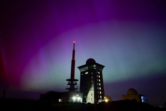Una forte tempesta solare sta colpendo la Terra: splendide aurore boreali ma anche possibili ripercussioni su reti elettriche e Gps