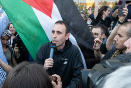 Copertina di Zerocalcare, Carlotto, Dazieri e decine di artisti: “Bloccare una stazione per provare a fermare un genocidio non è violenza”