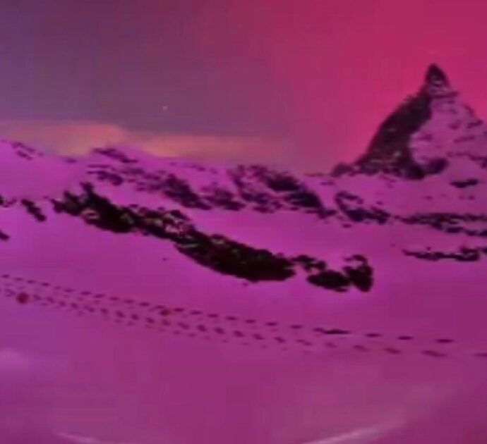 L’aurora boreale da Zermatt (Svizzera) con vista sul Monte Cervino: lo spettacolare effetto della tempesta solare – Video