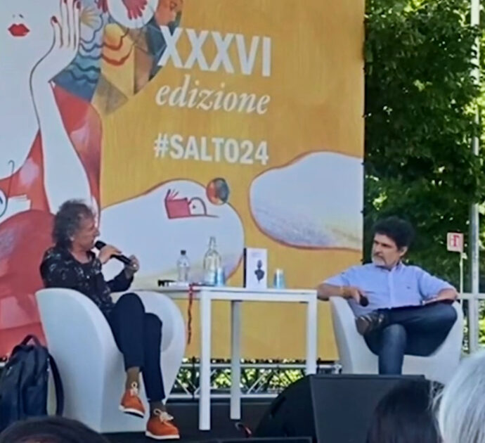 L’ironia di Antonio Rezza al Salone del Libro: “Vannacci e le classi separate? E allora quelli coi baffi stiano con quelli coi baffi”