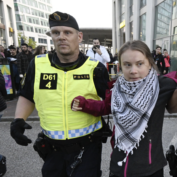 Eurovision 2024, la polizia allontana Greta Thunberg e i manifestanti pro Palestina fuori dalla Malmo Arena