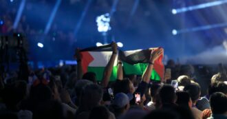 Copertina di La guerra di Israele a Gaza piomba sull’Eurovision. L’Irlanda salta le prove, il cantante francese invoca la pace, la portavoce della giuria norvegese molla lo show
