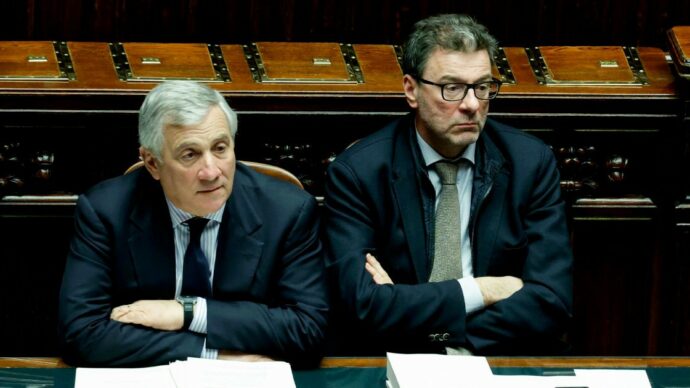 Manovra senza risorse, Tajani spera nella “card per le spese sanitarie degli anziani”. Tramonta (di nuovo) la detassazione delle tredicesime
