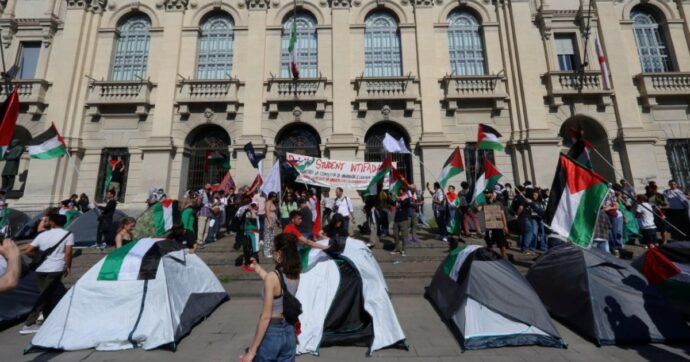 Milano, corteo pro Palestina e tende davanti Politecnico
