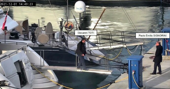 Copertina di La bicamerale dello yacht: dal governatore Toti al consigliere Pd, tutti sulla barca di Spinelli. Sognava: “Draghi al Quirinale e il M5s a casa”
