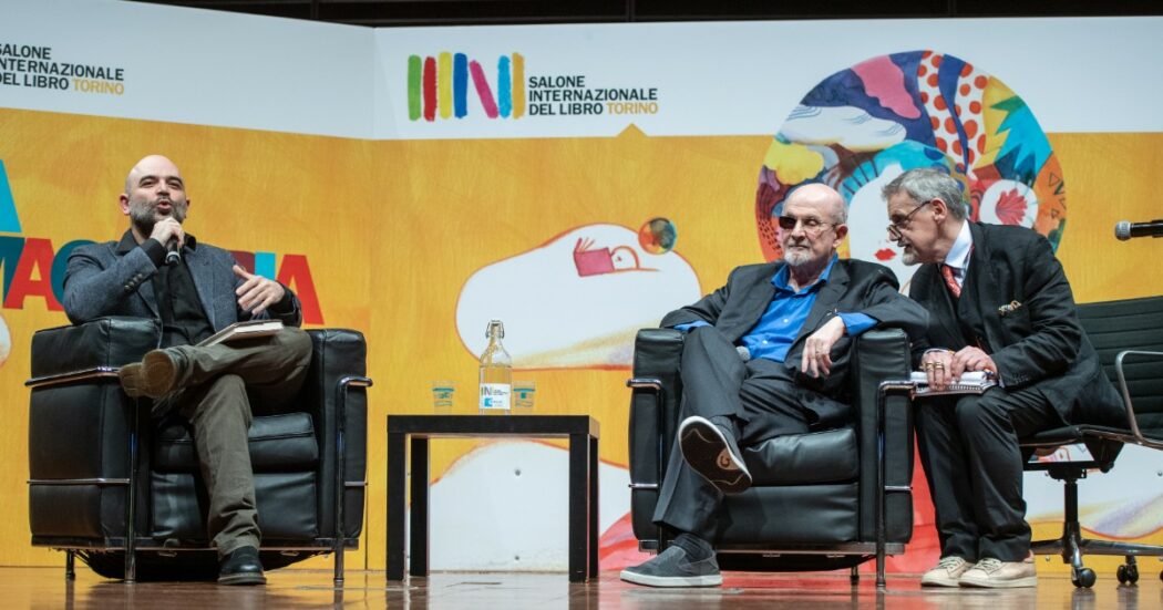 Rushdie al Salone del Libro racconta (con autoironia) l’aggressione che lo ha reso cieco: “Era una situazione abbastanza erotica”. E su I versi satanici: “Chi mi ha attaccato non lo ha mai letto”