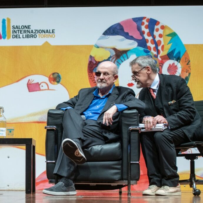 Rushdie al Salone del Libro racconta (con autoironia) l’aggressione che lo ha reso cieco: “Era una situazione abbastanza erotica”. E su I versi satanici: “Chi mi ha attaccato non lo ha mai letto”