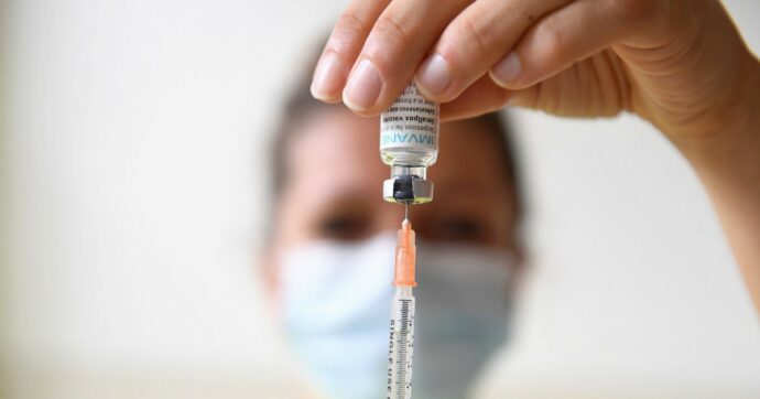 Per il governatore Toti altri guai: “Truccò i dati per ottenere più vaccini Covid”