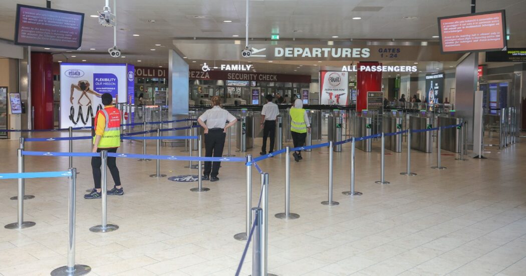 Aeroporto di Bologna chiuso per sicurezza: “C’è una pistola in una valigia”. Voli dirottati per oltre 2 ore, poi lo scalo ha riaperto