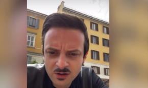 Copertina di Durante una diretta su Instagram sbuca un giovane col cappellino e ruba il cellulare a Fabio Rovazzi. Ma è una trovata promozionale