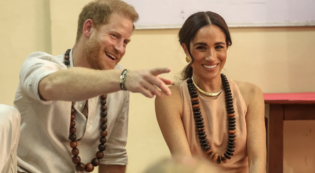 Copertina di Harry e Meghan, in Nigeria 72 ore per un “finto” royal tour: la condanna dei tabloid britannici