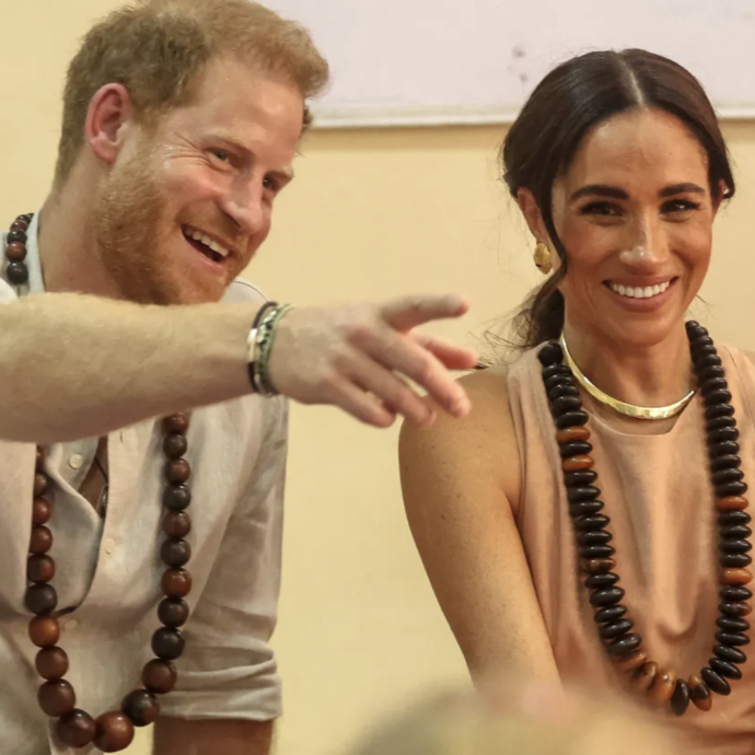 Harry e Meghan, in Nigeria 72 ore per un “finto” royal tour: la condanna dei tabloid britannici