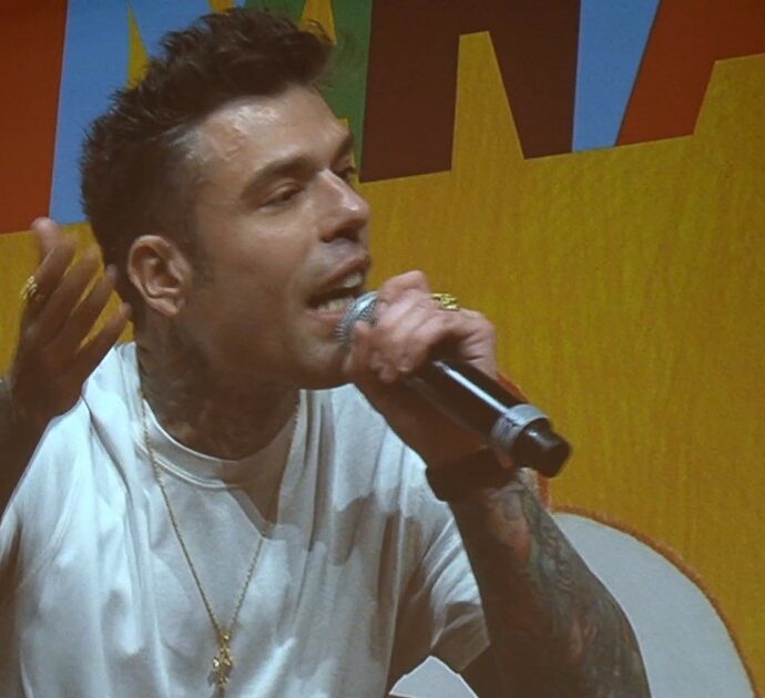 Fedez al Salone del libro parla di “genocidio” a Gaza e attacca la stampa: “Ai giovani interessa questo, non frega un ca**o di cosa fa di notte Fedez”