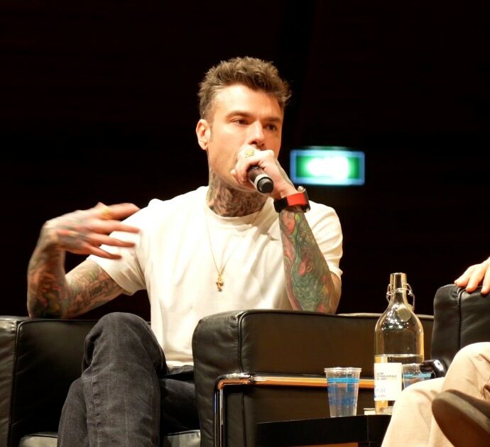 Fedez al Salone del libro per parlare di salute mentale: “I social? Internet può incidere, però non mi sento un educatore. Va offerta un’alternativa di realtà ai giovani”