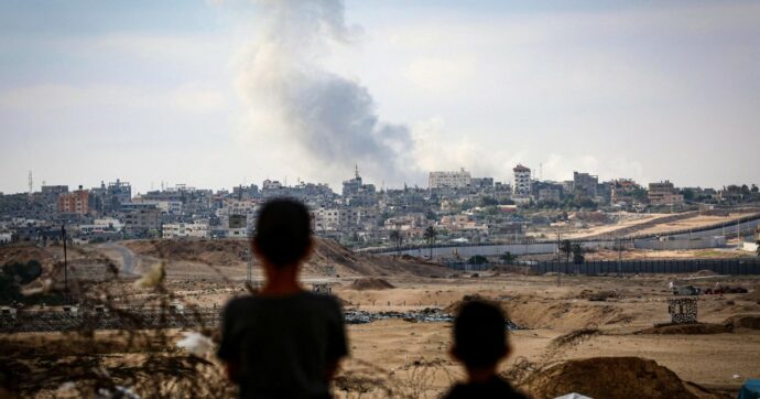 Copertina di Gaza, colpito il campo profughi di Nuseirat: decine di morti. Cominciato l’incontro tra Netanyahu e il consigliere americano Sullivan
