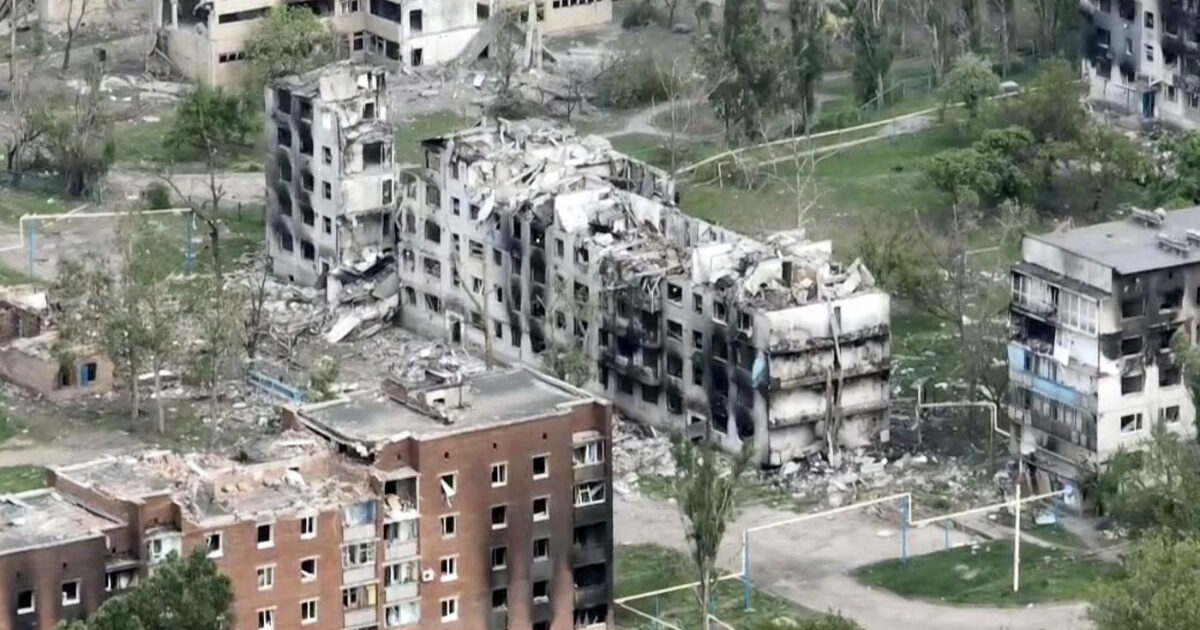 Ucraina, nuovi bombardamenti nella notte, colpite Selydove e Bilopilla. Mosca avanza ma Putin cambia il ministro della Difesa