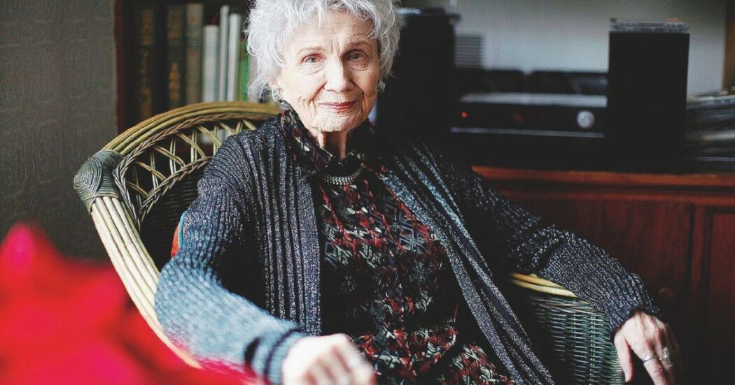 Alice Munro morta, addio alla scrittrice premio Nobel per la  Letteratura 2013. “Maestra del racconto contemporaneo”