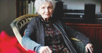 Copertina di Alice Munro morta, addio alla scrittrice premio Nobel per la  Letteratura 2013. “Maestra del racconto contemporaneo”