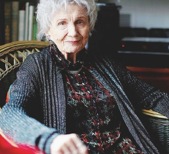 Alice Munro morta, addio alla scrittrice premio Nobel per la  Letteratura 2013. “Maestra del racconto contemporaneo”