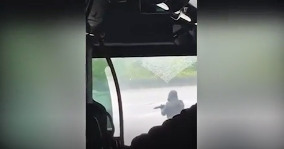 Il video dell’assalto al furgone della polizia penitenziaria in Francia: uccidi due agenti. Detenuto in fuga