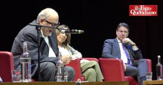 Copertina di Bettini presenta “Attraversamenti”: “Governo illiberale, va preso sul serio. Serve unità”. Conte: “Con Pd ci incroceremo, ma vogliamo rispetto”