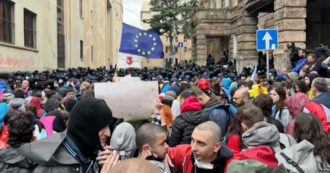 Copertina di Georgia, approvata la legge sugli agenti stranieri: migliaia di persone protestano davanti al Parlamento