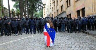 Copertina di Georgia, approvata la “legge anti-ong” simile a quella russa: scontri fuori dal Parlamento. Ue: “Tbilisi si allontana da Bruxelles”