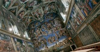 Copertina di Il Giudizio Universale di Michelangelo è a rischio? Gli esperti chiariscono: “È ricoperto da una patina bianca, il restauro riporterà alla luce i colori originali”