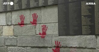 Copertina di Vandalizzato il Memoriale della Shoah di Parigi: dipinte mani rosse sul Muro dei Giusti tra le Nazioni – Video
