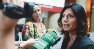 Copertina di Pressioni su vertici Ama, Raggi imputata per calunnia