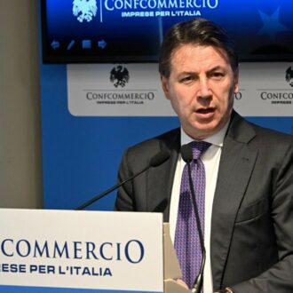 Copertina di Conflitto di interessi, la destra fugge ancora