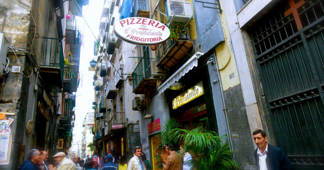 Napoli, sequestrata la storica pizzeria “dal Presidente”: “Gestita dalla camorra e usata per riciclaggio”. Tra i 5 arrestati anche un poliziotto