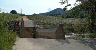 Copertina di Alluvione Emilia Romagna, il ponte di Modigliana crollato un anno fa è ancora inagibile: le immagini