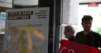 Copertina di A Genova il primo Consiglio regionale senza Toti, proteste fuori dal palazzo: consegnate 8mila firme per chiedere la sfiducia al governatore