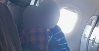 Copertina di Sesso spinto sui sedili dell’aereo, i passeggeri scioccati: “È stato disgustoso e c’erano anche dei bambini”