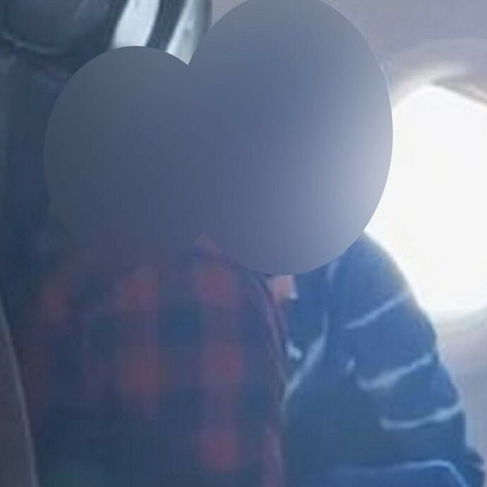 Sesso spinto sui sedili dell’aereo, i passeggeri scioccati: “È stato disgustoso e c’erano anche dei bambini”