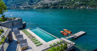 Copertina di Riapre Il Sereno, l’elegante boutique hotel sulle rive iconiche del lago di Como: progettato da Patricia Urquiola, ha conquistato due chiavi nella Guida Michelin 2024