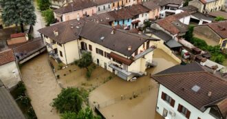 Copertina di Alluvione in Lombardia, esonda il fiume Sillaro a Borghetto Lodigiano: l’acqua raggiunge garage e piani terra – Video