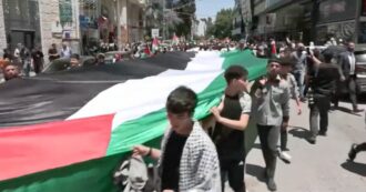 Copertina di Cisgiordania, migliaia di palestinesi in marcia a Ramallah per ricordare la Nakba nel 1948