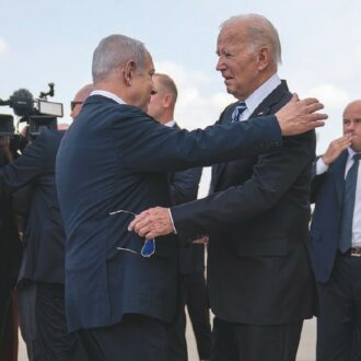 Copertina di “Biden ascolta solo i finanziatori,  così è complice dei crimini di Bibi”