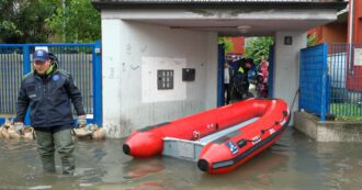 Copertina di Pioggia a Milano, persone intrappolate nella zona di Ponte Lambro: l’intervento dei vigili del fuoco con i gommoni