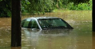 Copertina di Alluvione a Monza, auto sommerse nella zona della Villa Reale: le immagini dopo l’esondazione del Lambro