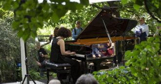 Copertina di Piano City, il festival musicale tra musei e giardini che fa suonare tutta Milano. Ecco il programma e gli artisti