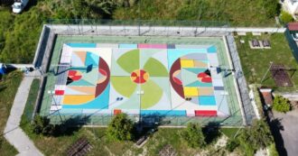Copertina di Street art a Roma, il campo da basket di periferia rinasce grazie all’opera di Matteo Baruzzo