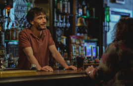 Copertina di “Non posso più andare al pub e sedermi tranquillo in un angolo. Io sono sempre la stessa persona”: parla il creatore di Baby Reindeer, Richard Gadd