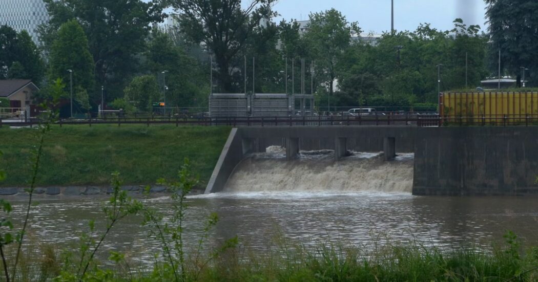Allagamenti a Milano, aperta la vasca di laminazione del Seveso: allerta a Niguarda per monitorare il livello del fiume – Video