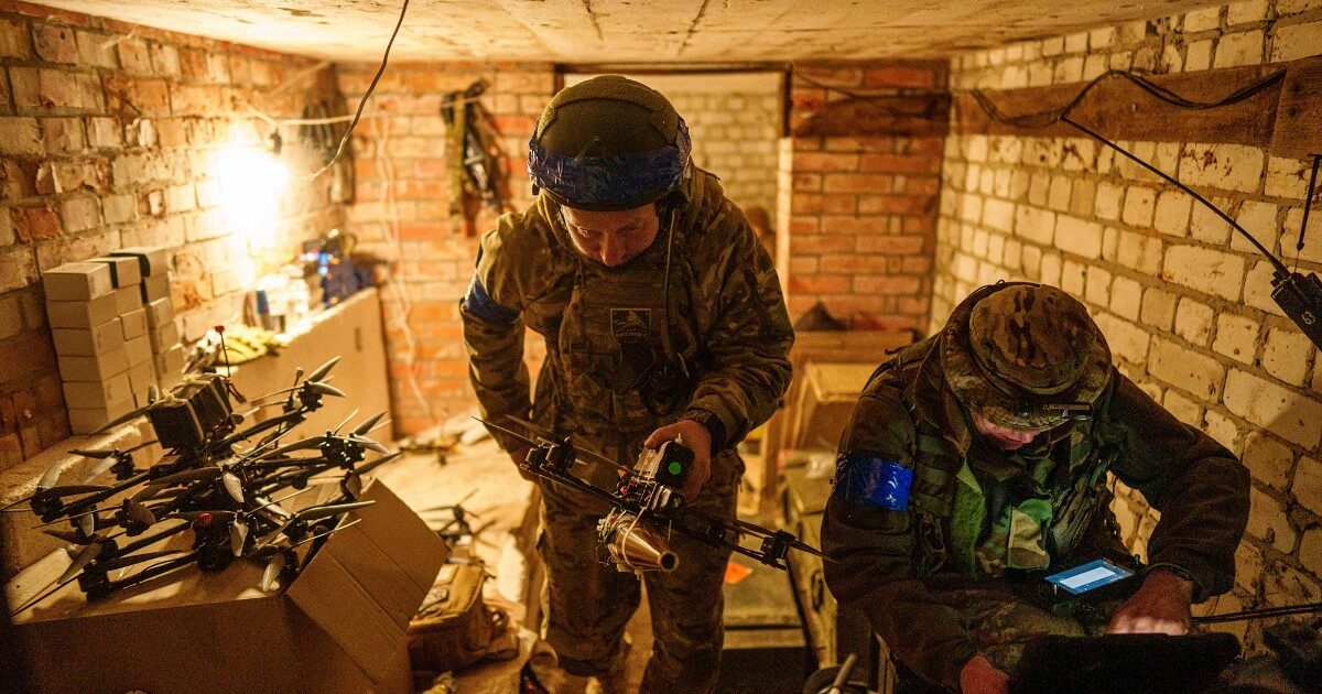 Ucraina, la guerra dei droni nei piccoli centri e l’avanzata russa nel Sud. E tra i civili c’è chi resta per salvare la casa e l’orto