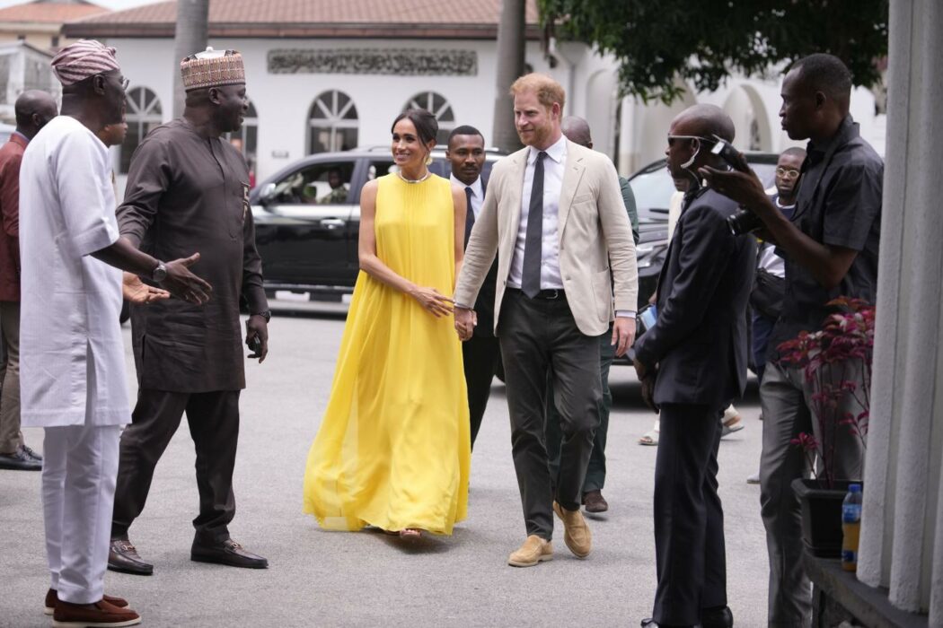 Il viaggio di Harry e Meghan in Nigeria scatena la furia della Royal Family: “William è furibondo, per lui è un affronto vero e proprio”
